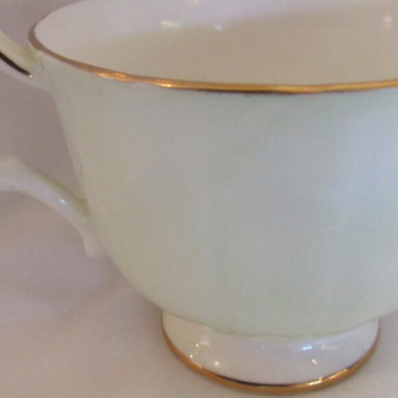 Aynsley Teacup and Saucer Romantic Roses on Soft Green, Crocus Shape, Gilt I253 - Picture 9 of 10